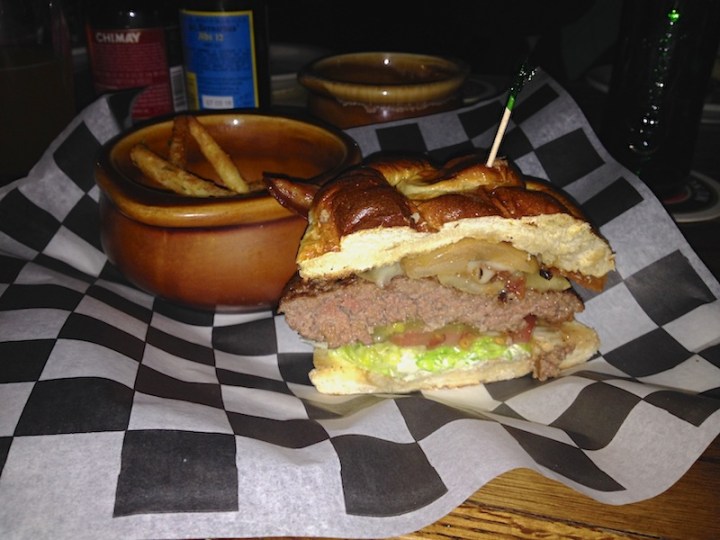 Ringos_Pub_apple_bacon_burger